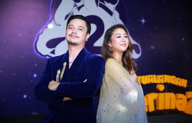 Pemeran utama film Petualangan Sherina 2, Derby Romero (kiri) dan Sherina Munaf berpose sesaat setelah sesi tanya jawab dalam Gala Premiere ??Petualangan Sherina 2?? di XXI Epicentrum, Jakarta Selatan, Senin (25/9/2023)