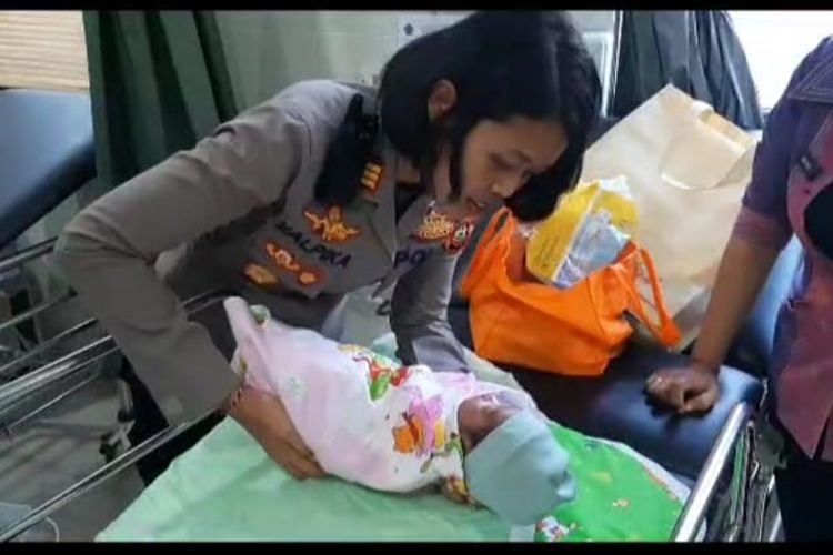 Seorang Polisi Wanita (Polwan) dari Polresta Denpasar sedang mengendong bayi perempuan yang ditemukan dalam kondisi hidup di area Pura Taman Sari, Banjar Karya Dharma, Kelurahan Sesetan, Kecamatan Denpasar Selatan, Kota Denpasar, Bali, Selasa (20/6/2023)