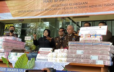 Kepala Pusat Penerangan Hukum Kejaksaan Agung Harli Siregar memaparkan pelimpahan dua orang tersangka kasus korupsi Timah, Harvey Moeis dan Helena Lim, ke Kejaksaan Negeri Jakarta Selatan, Senin (22/7/2023). 