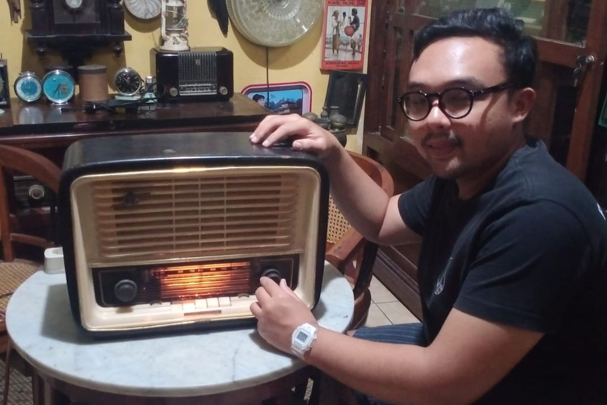 Muhammad Rizky Fatchurozy (25) menunjukkan salah satu radio lawas koleksinya yang berada di Jalan Ir Rais Gang 14, Kelurahan Tanjungrejo, Kecamatan Sukun, Kota Malang.