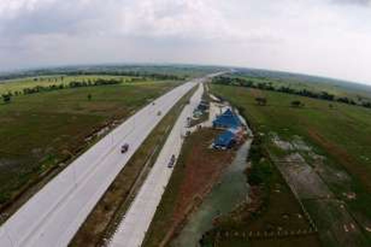 Ruas jalan tol Pejagan-Brebes Timur, Jawa Tengah, difoto dari udara, Minggu (26/6/2016). Ruas yang merupakan bagian dari Tol Trans-Jawa tersebut saat ini sudah dibuka dan bisa dimanfaatkan untuk jalur mudik Lebaran 2016.