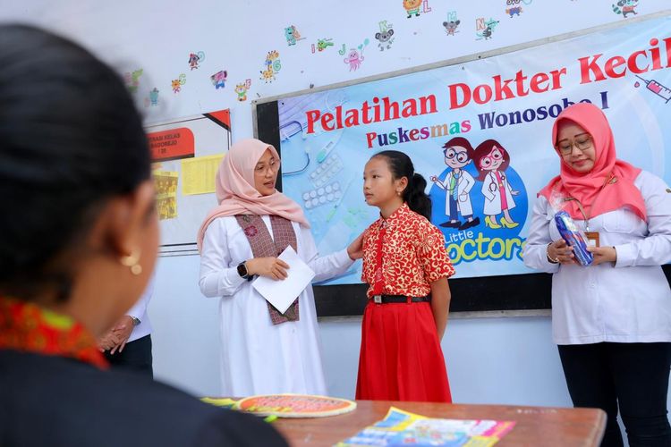 Bupati Banyuwangi, Ipuk Fiestiandani Azwar Anas, bersama anak-anak di Banyuwangi. Dia mengevaluasi secara menyeluruh kepala sekolah dan jajaran pendidik akibat kasus perundungan yang menimpa seorang siswa SMP di Banyuwangi.