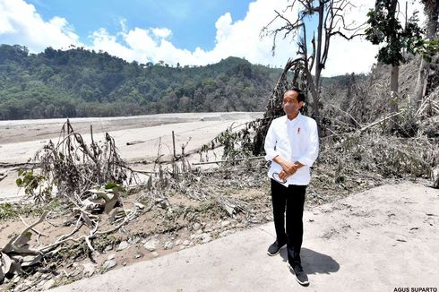 Di Lumajang, Jokowi Dengar Cerita Pengungsi Erupsi Semeru hingga Beri Jaket ke Warga