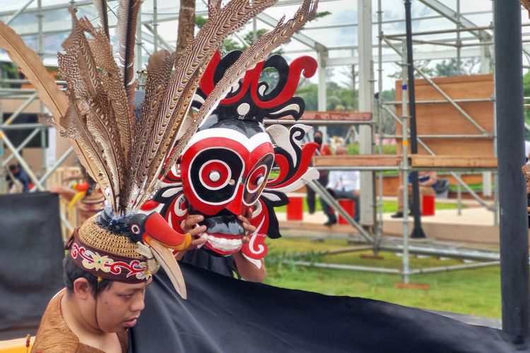 Luha, topeng yang dipakai saat tarian babukung.