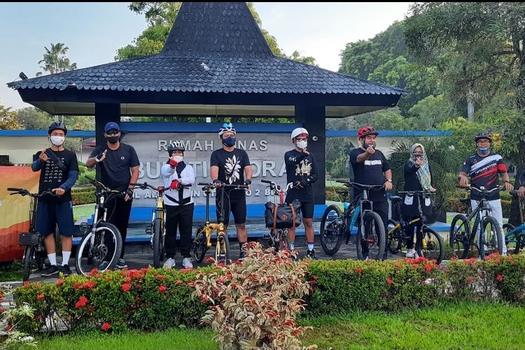 Tim kompas.com dan jajaran Pemkab Blora melakukan kegiatan bersepeda #melihatharapan bike di Blora, Minggu (4/4/2021)