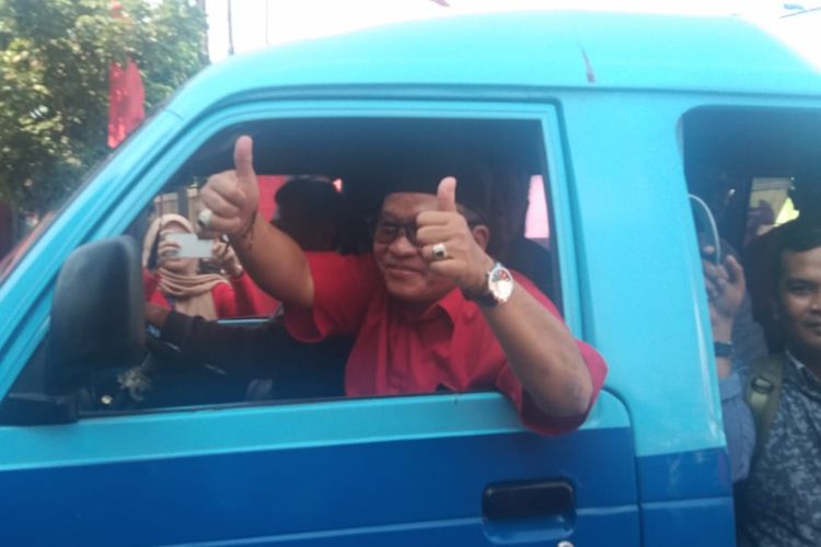 Eks Sekda Kota Magelang, Joko 'Jendul' Budiyono tiba di kantor DPC PDI-P Kota Magelang dengan angkutan umum, Jumat (17/5/2024). Kedatangannya untuk mengembalikan formulir Pilkada 2024.