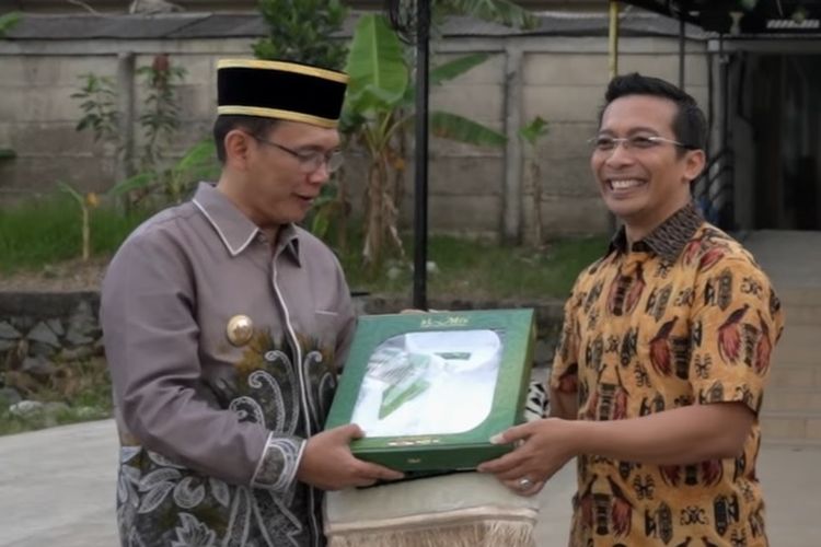 Romo Antonius Suhardi Antara Pr menghadiahi sajadah dan baju koko untuk Penjabat (Pj) Bupati Bekasi Dani Ramdan di lahan bakal Gereja Ibu Teresa, Cikarang, Kabupaten Bekasi.