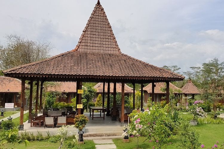 Balkondes Majaksingi, terdapat beberapa joglo yang bisa digunakan untuk rapat, makan, dan aktivitas lainnya dengan nuansa pedesaan yang masih asri dan tenang.