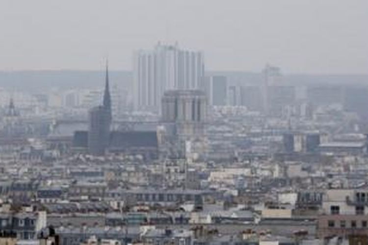 Kualitas udara di kota Paris yang cukup tercemar terlihat dalam foto ini yang diambil pada 17 Maret 2014. 