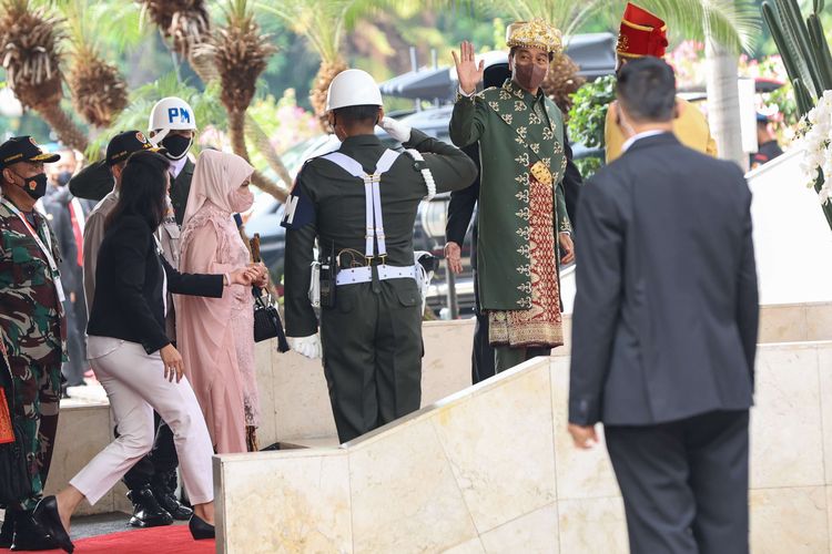 Presiden Republik Indonesia, Joko Widodo mengenakan baju adat Bangka Belitung saat menghadiri Sidang Tahunan MPR-RI dan Sidang Bersama DPR RI dan DPD RI Tahun 2022 di Kompleks Parlemen, Senayan, Jakarta, Selasa (16/8/2022).