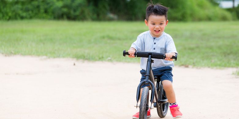 Ilustrasi anak bermain di taman