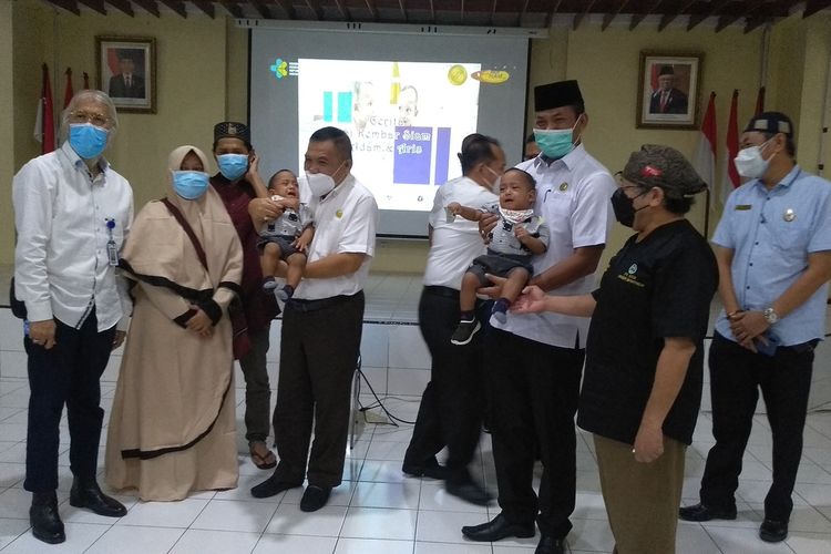 Bayi kembar siam yang berhasil dipisahkan, Adam dan Aris berfoto bersama sebelum diserahkan oleh RSUP Haji Adam Malik kepada Pemkab Labuhanbatu sebelum pulang ke kampung halamannya di Dusun Sei Kelapa II, Desa Tanjung Haloban, Kecamatan Bilah Hilir, Labuhanbatu. Kondisi kedua bayi cukup sehat.