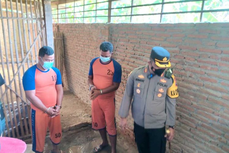 Dua pelaku yang diringkus polisi saat penggerebekan rumah pengoplos LPG di Dusun Janti, Desa Janti, Kecamatan Jogoroto, Kabupaten Jombang, Jawa Timur, Selasa (30/8/2022).