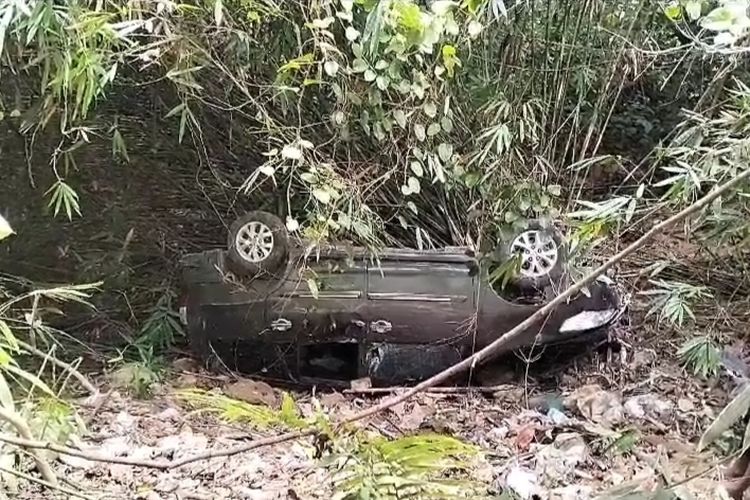 Sebuah mobil minibus yang mengangkut 10 siswa TK jatuh kedalam jurang sedalam 10 meter di jalan Poros Warangga, Kecamatan Watupute, Kabupaten Muna, Sulawesi Tenggara, Sabtu (16/9 2023).