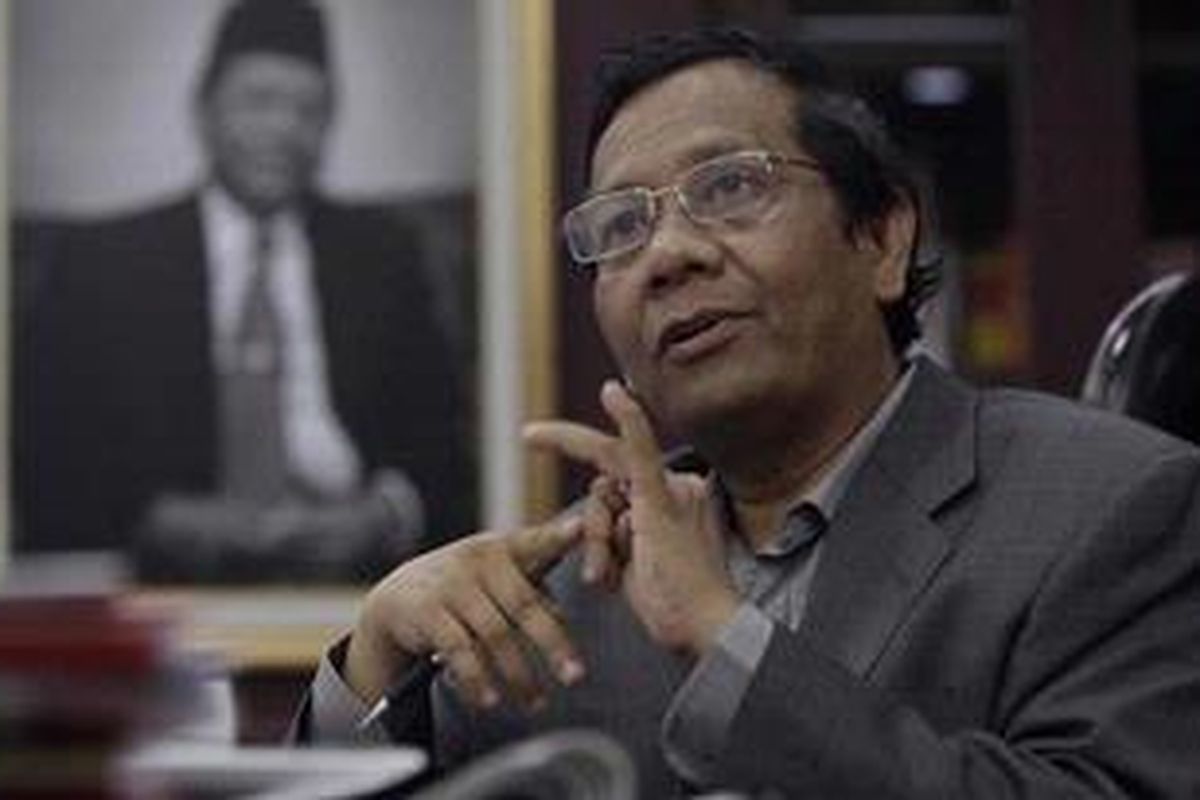 Ketua Mahkamah Konstitusi, Mahfud MD menyampaikan klarifikasi kepda wartawan di ruang kerjanya di Mahkamah Konstitusi, Jakarta, Jumat (23/11/2012). Mahfud membantah mundur dari jabatan sebagai ketua MK, namun dirinya akan berhenti seusai masa jabatanya habis.