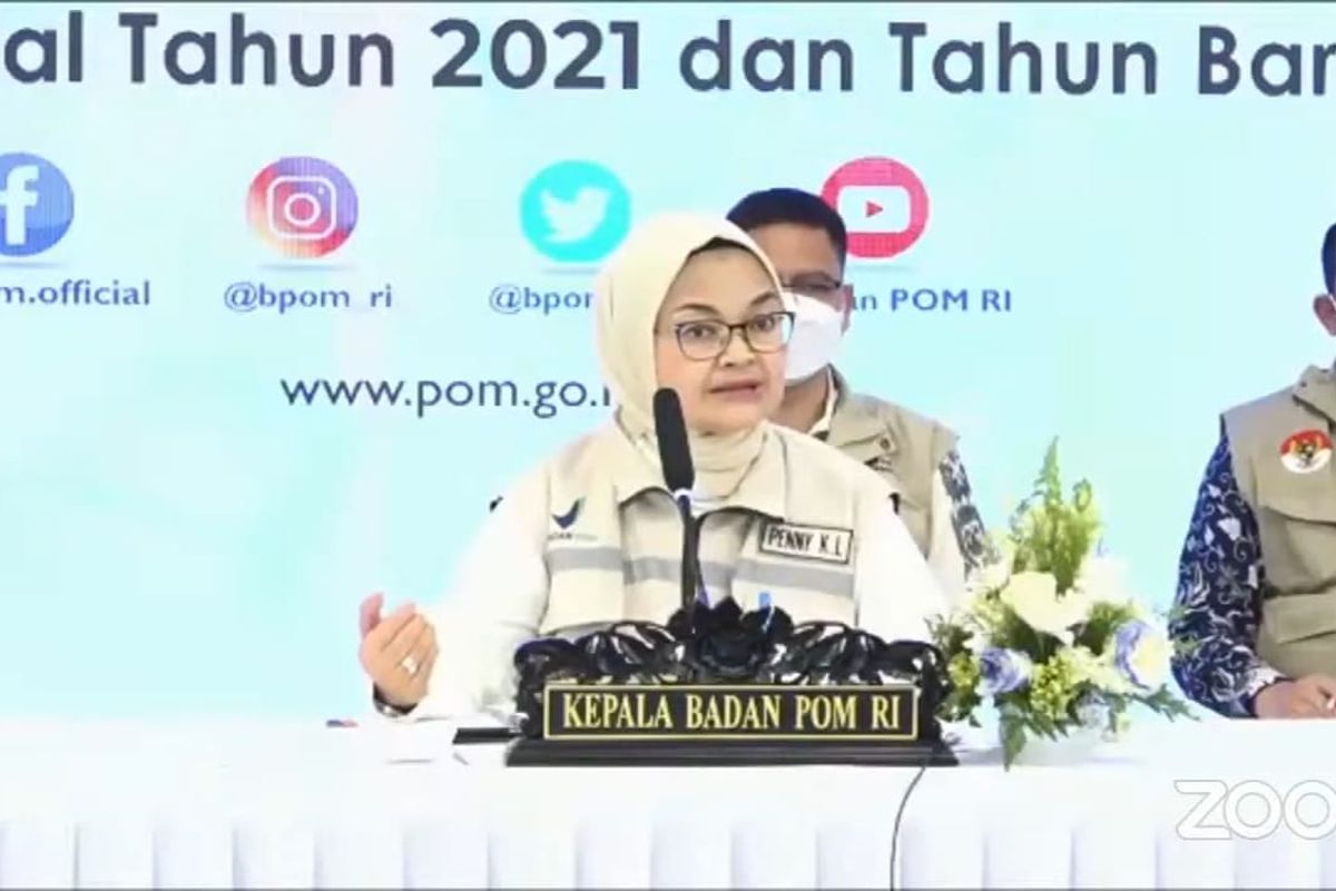 Kepala BPOM Penny K Lukito menjelaskan temuan olahan tidak memenuhi ketentuan saat konferensi pers Hasil Intensifikasi Pengawasan Pangan Menjelang Natal 2021 dan Tahun Baru 2022, Jumat (24/12/2021). 