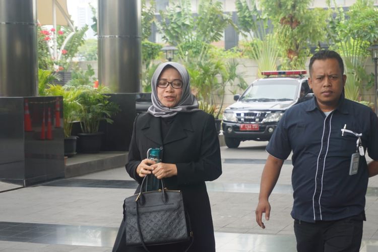 Mantan anggota DPR Eni Maulani Saragih tiba di Gedung Merah Putih KPK untuk menjalani pemeriksaan, Kamis (10/10/2019).