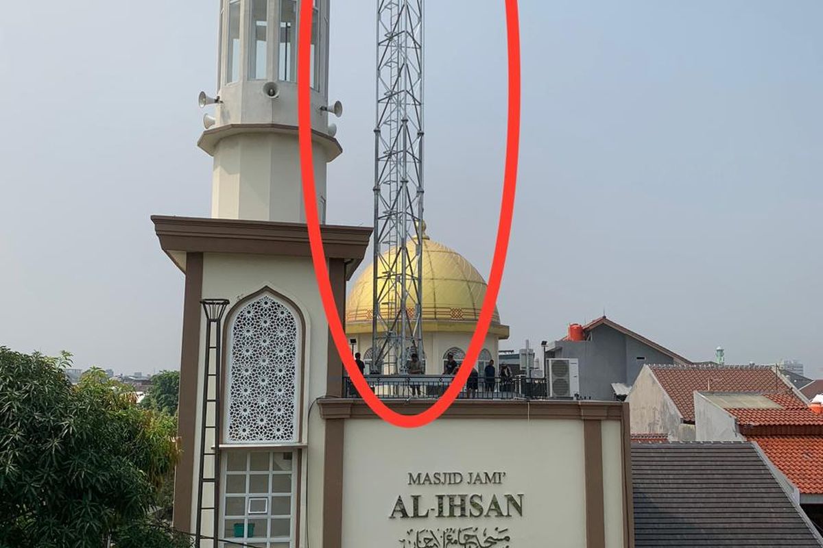 Tower yang dibangun di atas Masjid Jami' Al Ihsan dan meresahkan warga