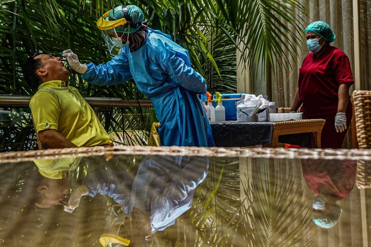 Petugas medis Labkesda Papua mengambil sampel untuk tes usap RT Polymerase Chain Reaction (PCR) kepada tamu undangan di Swiss-Bellhotel Hotel Jayapura, Papua, Jumat (5/11/2021). Tamu undangan VVIP diwajibkan swab test PCR COVID-19 sebelum menghadiri seremoni pembukaan Peparnas XVI Papua. ANTARA FOTO/Indrayadi TH/rwa.