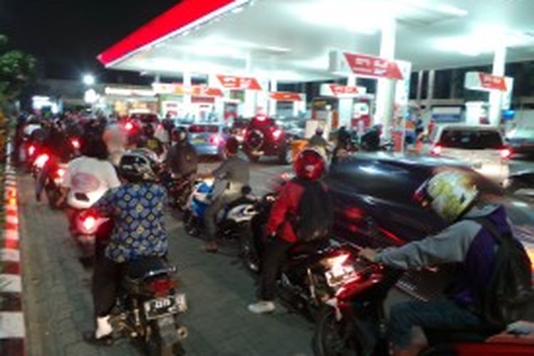 Antrean kendaraan brermotor terjadi di SPBU 31.103.03 Cikini , Jakarta Pusat. Warga mengantisipasi kenaikan BBM dengan membeli BBM pernuh.