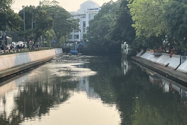 Dua Sisi Sungai Depan Pos Bloc Jakpus: Sehari-hari Kotor, Bersih Saat Ada Acara