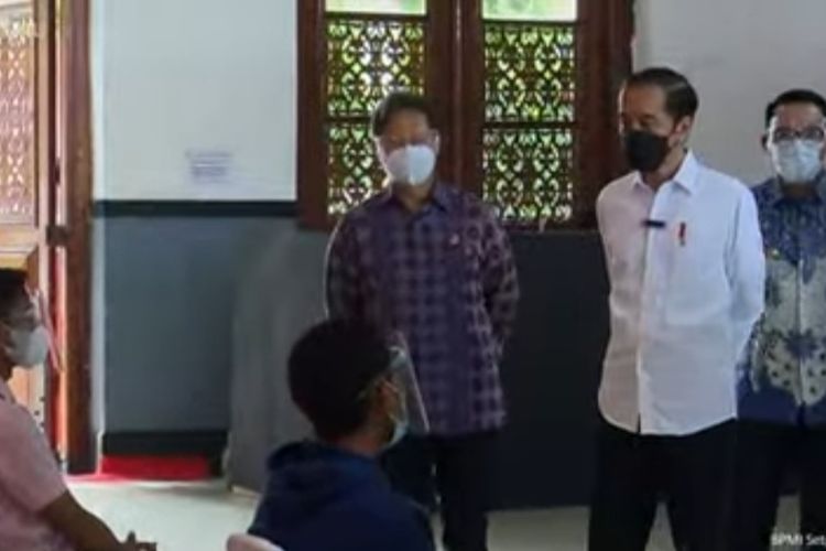 Presiden Joko Widodo bersama Menkes Budi Gunadi Sadikin dan Gubernur Jawa Barat Ridwan Kamil meninjau vaksinasi Covid-19 di Stasiun Bogor, Jawa Barat, Kamis (17/6/2021).