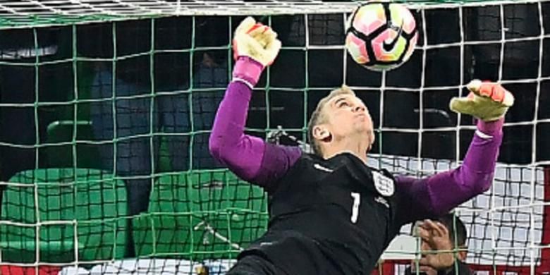 Aksi Joe Hart pada laga Inggris kontra Slovenia di Ljublana, Selasa (11/10/2016).