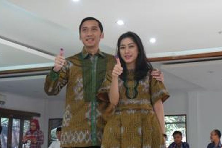 Edhie Baskoro Yudhoyono dan Siti Ruby Aliya Rajasa usai mencoblos di TPS 006 Gunung Putri, Bogor, Rabu (8/7/2014)
