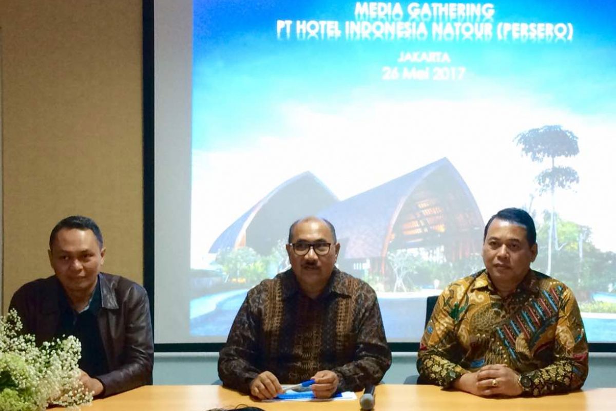 Hotel Indonesia Natour menjelaskan mengenai transformasi perusahaan ke awak media, Jumat (26/5/2017). Hadir dalam pertemuan tersebut, Direktur Utama Hotel Indonesia Natour Iswandi Said, Direktur Operasi Hotel Indonesia Natour Satria Pringgodani dan Direktur Keuangan Hotel Indonesia Natour Andy F Manvaludhi.   