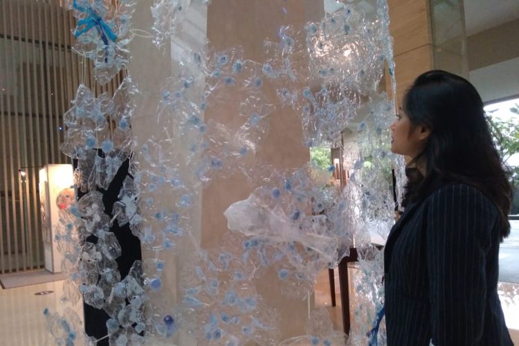 Menjelang perayaan Natal, Hilton Bandung menghiasi hotelnya dengan pohon Natal dari sampah botol plastik minuman kemasan. 