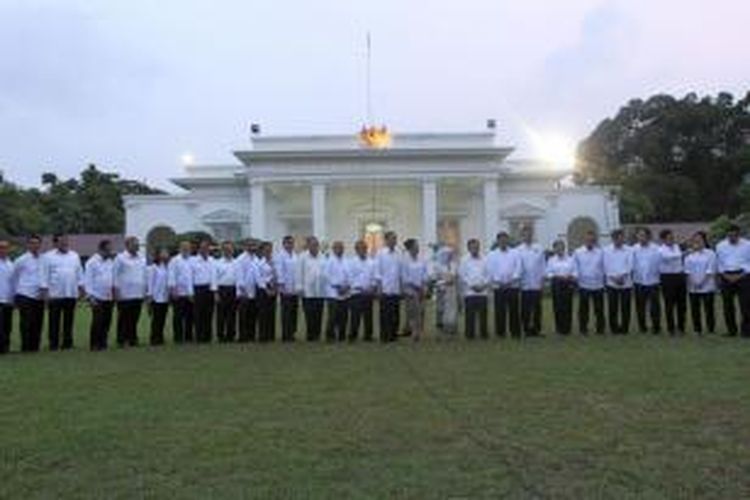 Presiden Joko Widodo dan Wakil Presiden Jusuf Kalla berfoto bersama dengan menteri terpilih di halaman Istana Merdeka, Jakarta, Senin (26/10/2014). Hari ini presiden mengumumkan nama-nama menteri terpilih untuk mengisi kabinetnya yang diberi nama Kabinet Kerja.