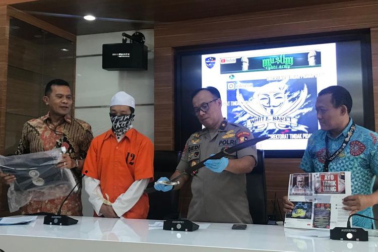 Kasubdit II Direktorat Tindak Pidana Siber Bareskrim Polri Kombes Rickynaldo Chairul saat konferensi pers di Gedung Humas Mabes Polri, Jakarta Selatan, Jumat (28/6/2019).