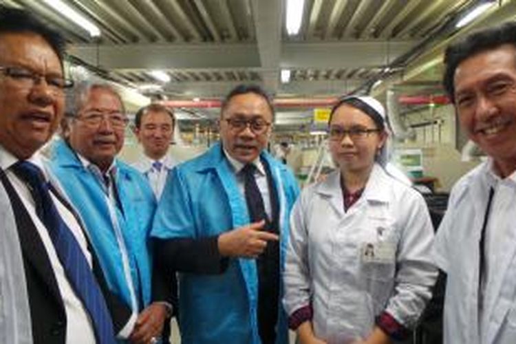 Ketua MPR RI Zulkifli Hasan (tengah) saat bertemu dengan pekerja Indonesia di perusahaan Shin Dong A, di Hwaseong Si, Gyeonggi-do, Korea Selatan, Kamis (22/10/2015).