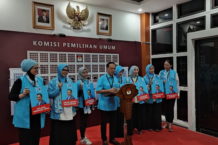 Sekretaris Jenderal (Sekjen) Gelora, Mahfudz Siddiq, memberi konferensi pers didampingi para bacaleg perempuan Gelora, setelah menyerahkan dokumen pendaftaran bacaleg ke KPU RI, Minggu (14/5/2023).