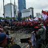 Demo di Sekitar Monas Mulai Ricuh, Buruh Tarik Kawat Berduri, Polisi Beri Peringatan