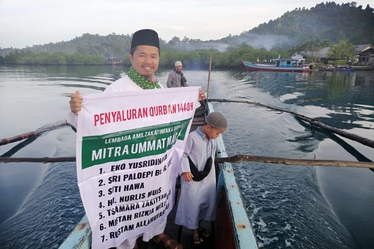 Pengantaran hewan kurban di Sikakap, Kabupaten Kepulauan Mentawai menggunakan perahu 