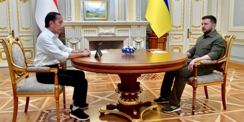 Suasana pertemuan empat mata antara Presiden Ukraina Volodymyr Zelenskyy dan Presiden Joko Widodo di Istana Maryinsky, Kyiv  pada Rabu (29/6/2022).