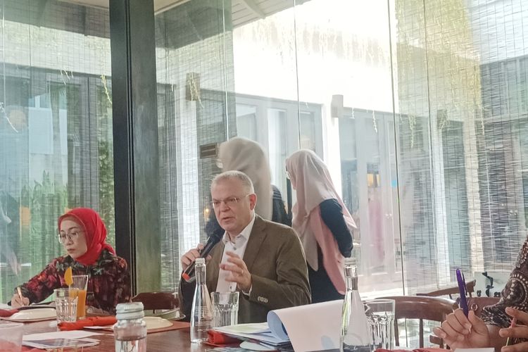 Direktur Pelaksana VDMA Textile Care, Fabric and Leather Technologies (VDMA TFL) Elgar Straub dalam sesi media briefing Texprocess 2026 di Jakarta, Selasa (21/10/2025).