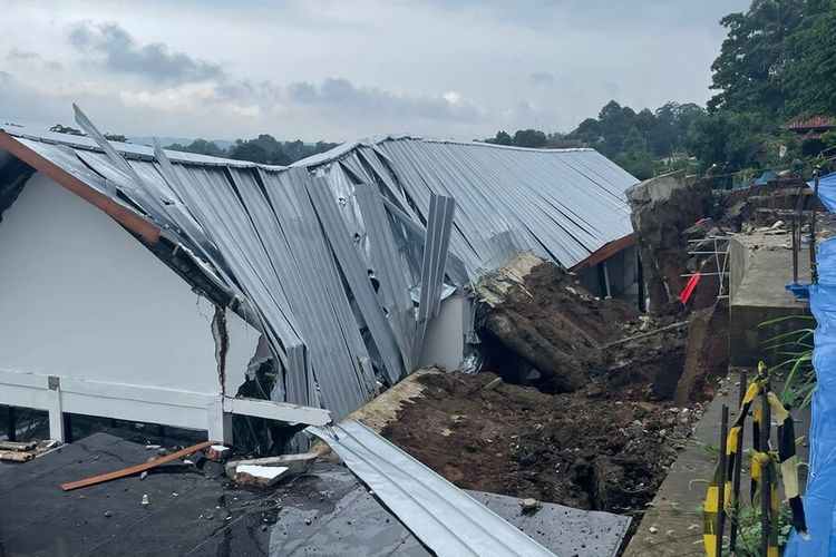 Kondisi seng bangunan Stasiun Maseng yang tertimpa material longsor turap di Kampung Gembrong, Desa Ciadeg, Kecamatan Cigombong, Kabupaten Bogor, Jawa Barat, akibat hujan deras pada Minggu (7/1/2024).