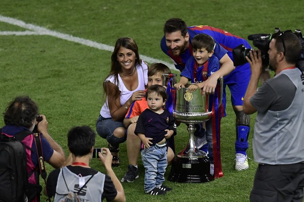 Lionel Messi bersama sang istri Antonella Roccuzzo dan ketiga anaknya berpose dengan trofi Copa del Rey 2017 seusai Barcelona mengalahkan Alaves 3-1 pada 27 Mei 2017.