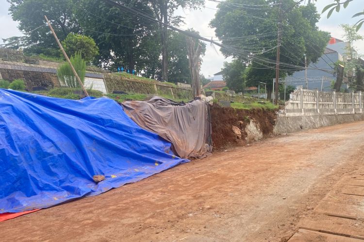 Kondisi tembok TPU Jeruk Purut yang runtuh di Jalan Benda Atas sudah dibersihkan, Sabtu (1/11/2025) sore.