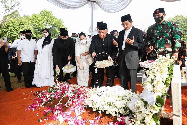 Ketua Umum Partai Demokrat Agus Harimurti Yudhoyono (AHY) bersama istrinya, Annisa Pohan, di upacara pemakaman Wakil Menteri (Wamen) Pekerjaan Umum periode 2010-2014, Achmad Hermanto Dardak di Taman Makam Pahlawan Kalibata, Jakarta, Minggu (21/8/2022).