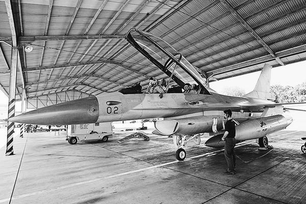 Pilot pesawat tempur F-16 bersiap menerbangkan pesawat F-16 dari hanggar Skuadron-3 TNI Angkatan Udara di Pangkalan TNI AU Iswahjudi, Madiun, Jawa Timur, beberapa waktu lalu.