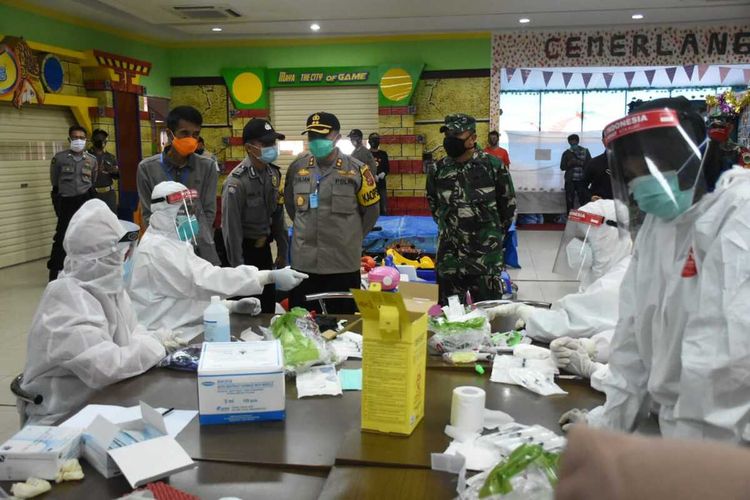 Wakil Walikota Banjar, Nana Suryana dan Kapolres Banjar AKBP Yulian Perdana memantau rapid tes massal di swalayan Padjajaran, Kota Banjar, Jumat (22/5/2020).