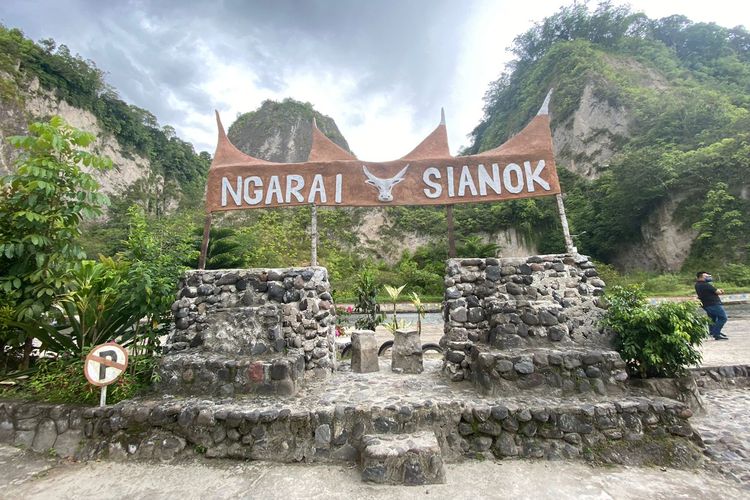 Titik awal untuk menaiki Jip offroad melewati Ngarai Sianok di Sumatera Barat. 