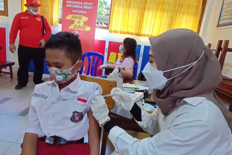 Vaksinasi anak sekolah dasar (SD) di salah satu sekolah swasta di Batam. Vaksinasi menjadi salah satu syarat pemberlakuan pembelajaran tatap muka (PTM) 100 persen di Batam, Kepulauan Riau.