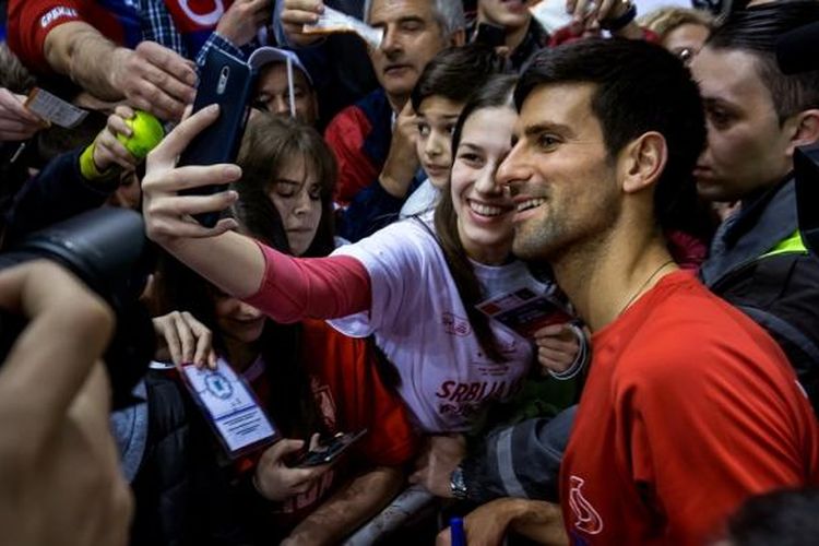 Petenis Serbia, Novak Djokovic, berpose dengan para penggemar setelah membela Serbia pada babak pertama Piala Davis Grup Dunia melawan Rusia di Nis, Sabtu (4/2/2017).