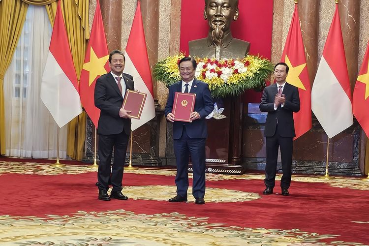 Menteri Kelautan dan Perikanan RI Sakti Wahyu Trenggono bersama Menteri Pertanian dan Pengembangan Pedesaan Vietnam Le Minh Hoan, bertukar dokumen kerja sama perikanan di Istana Presiden Vietnam, Jumat (12/1/2024). 