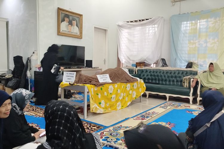 Pelayat mendatangi rumah duka Emilia Contessa, Selasa (28/1/2025) 