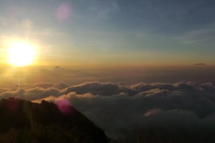 Matahari terbit di ufuk timur Gunung Ungaran, Jawa Tengah, Rabu (22/7/2015).